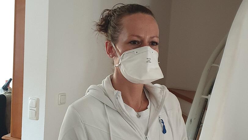 Seit vergangener Woche muss Stephanie eine Staubschutzmaske tragen. Seit vergangener Woche muss Stephanie eine Staubschutzmaske tragen.