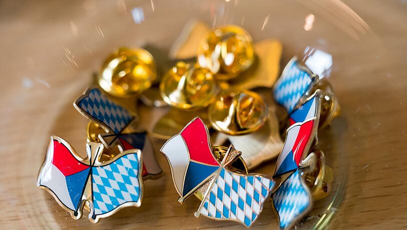 Anstecker mit den Fahnen Bayerns und der Tschechischen Republik liegen bei der Eröffnung der Bayerisch-Tschechischen Freundschaftswochen aus. Anstecker mit den Fahnen Bayerns und der Tschechischen Republik liegen bei der Eröffnung der Bayerisch-Tschechischen Freundschaftswochen aus.
