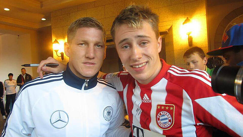 Bastian Schweinsteiger trauert um seinen Fan Nick Schuster. Bastian Schweinsteiger trauert um seinen Fan Nick Schuster.