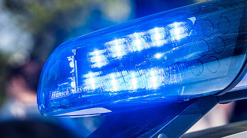 Trotz einer Sofortfahndung kann die Polizei im Dunkeln keinen Verdächtigen ausfindig machen. Trotz einer Sofortfahndung kann die Polizei im Dunkeln keinen Verdächtigen ausfindig machen.