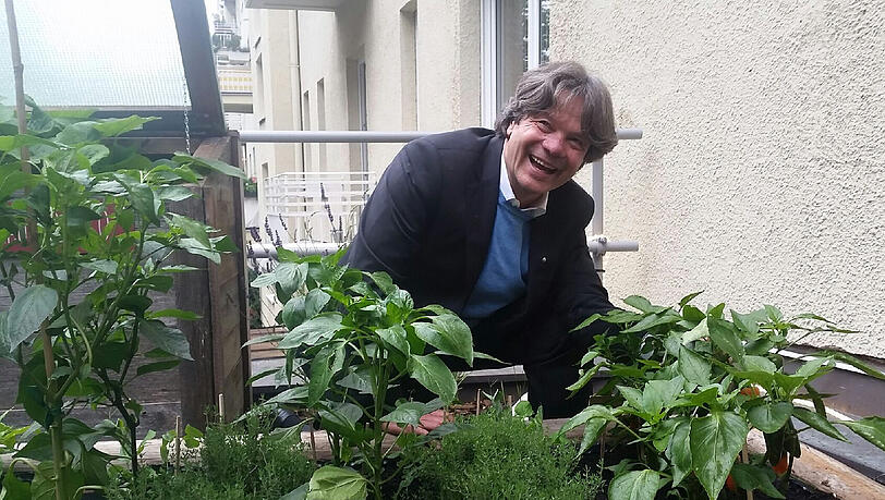 Zwei Jahre täumte er von einem Dachgarten, jetzt hat er ihn: Michael Käfer. Zwei Jahre täumte er von einem Dachgarten, jetzt hat er ihn: Michael Käfer.