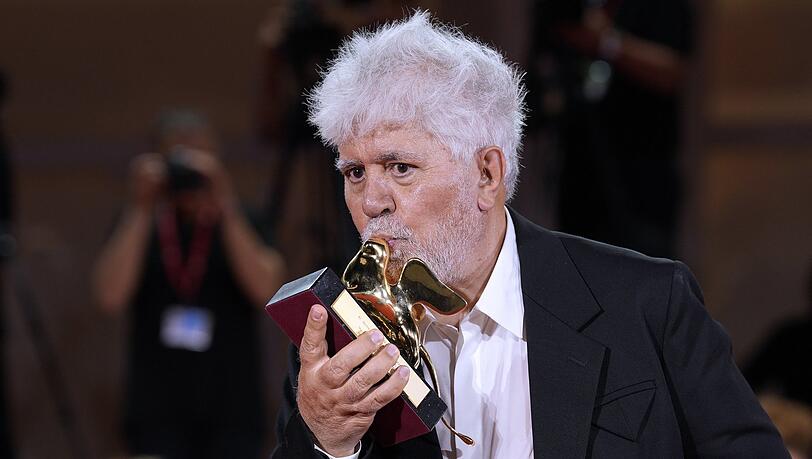 Bussi für den Goldenen Löwen: Pedro Almodóvar mit seiner Trophäe auf der Bühne des Palazzo del Cinema in Venedig. Sein "The Room Next Door" hat die Jury am stärksten überzeugt. Bussi für den Goldenen Löwen: Pedro Almodóvar mit seiner Trophäe auf der Bühne des Palazzo del Cinema in Venedig. Sein "The Room Next Door" hat die Jury am stärksten überzeugt.