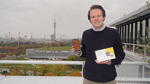 Christian Deilmann auf der Dachterrasse seines Münchner Firmensitzes am Sapporobogen. In seiner Hand: das Starter-Kit seiner KI-Heizregler samt App-Anwendung. Sie können eine erhebliche Menge CO2 einsparen, sagt Deilmann. Christian Deilmann auf der Dachterrasse seines Münchner Firmensitzes am Sapporobogen. In seiner Hand: das Starter-Kit seiner KI-Heizregler samt App-Anwendung. Sie können eine erhebliche Menge CO2 einsparen, sagt Deilmann.