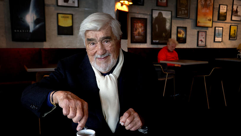 Schauspieler Mario Adorf scheint nicht viel von weihnachtlichen Traditionen zu halten. Schauspieler Mario Adorf scheint nicht viel von weihnachtlichen Traditionen zu halten.