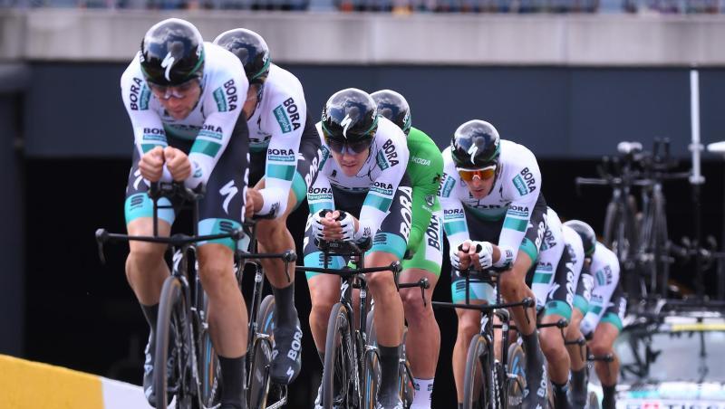 Die Mannschaft von Bora-hansgrohe fährt im zehnten Jahr ihres Bestehens große Erfolge ein. Die Mannschaft von Bora-hansgrohe fährt im zehnten Jahr ihres Bestehens große Erfolge ein.