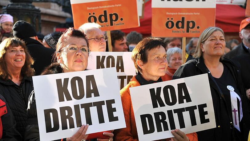 "Die Zahl der Starts und Landungen ist im ersten Quartal 2012 um rund zwei Prozent gesunken", so die Gegner - eine dritte Startbahn sei überhaupt nicht notwendig. "Die Zahl der Starts und Landungen ist im ersten Quartal 2012 um rund zwei Prozent gesunken", so die Gegner - eine dritte Startbahn sei überhaupt nicht notwendig.