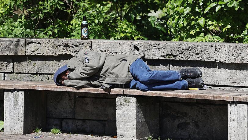 Bierflasche auf der Mauer, schlafender Mensch auf der Holzbank: Auf vielen Bänken rund um den Neptunbrunnen im Alten Botanischen Garten mögen sich Spaziergänger lieber nicht mehr dazu setzen. Bierflasche auf der Mauer, schlafender Mensch auf der Holzbank: Auf vielen Bänken rund um den Neptunbrunnen im Alten Botanischen Garten mögen sich Spaziergänger lieber nicht mehr dazu setzen.