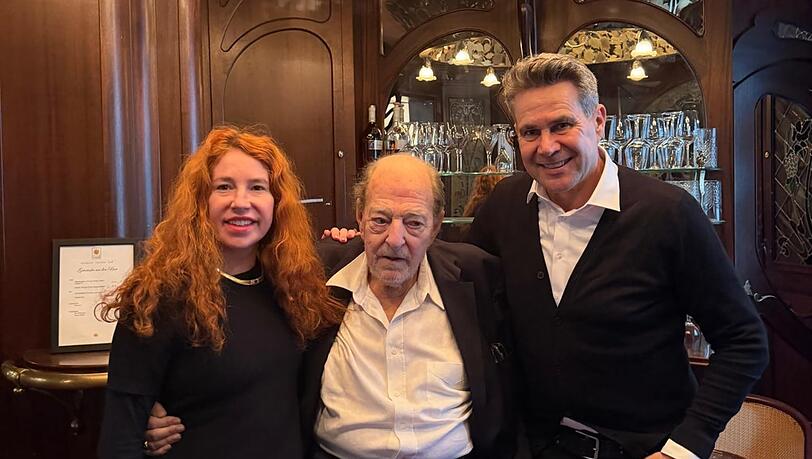 Laura und Ralph Siegel mit Alexander Lutz (r.), der auch das Gandlbetreibt, aber den Salon Moët & Chandon jetzt räumen musste. Laura und Ralph Siegel mit Alexander Lutz (r.), der auch das Gandlbetreibt, aber den Salon Moët & Chandon jetzt räumen musste.