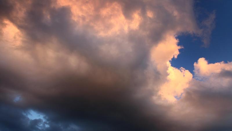 Wolken leuchten im Abendlicht. Foto: Karl-Josef Hildenbrand/dpa/Archivbild Wolken leuchten im Abendlicht. Foto: Karl-Josef Hildenbrand/dpa/Archivbild