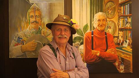 Künstler Wolfgang Prinz mit zwei seiner Werke, die in der Ausstellung zu sehen sind: ein frühes Selbstporträt (l.) und ein Gemälde des legendären AZ-Spaziergängers Sigi Sommer. Künstler Wolfgang Prinz mit zwei seiner Werke, die in der Ausstellung zu sehen sind: ein frühes Selbstporträt (l.) und ein Gemälde des legendären AZ-Spaziergängers Sigi Sommer.