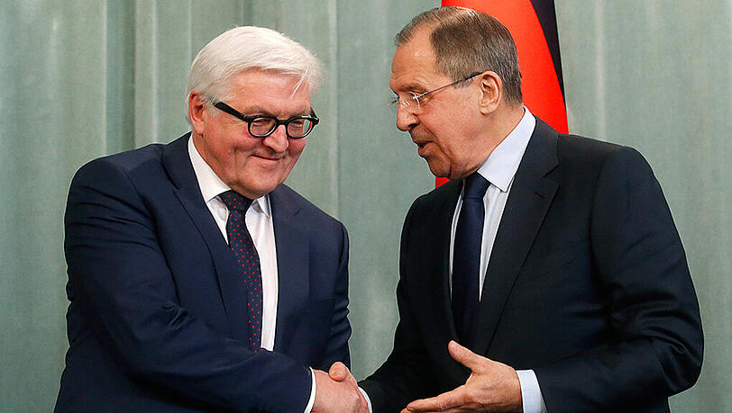 Außenminister Frank-Walter Steinmeier (SPD) will mit seinem russischen Amtskollegen Sergej Lawrow in Jekaterinburg über die Krim-Krise beraten. Bei dem Treffen wird es auch um die verzweifelte Lage in der syrischen Stadt Aleppo gehen. Außenminister Frank-Walter Steinmeier (SPD) will mit seinem russischen Amtskollegen Sergej Lawrow in Jekaterinburg über die Krim-Krise beraten. Bei dem Treffen wird es auch um die verzweifelte Lage in der syrischen Stadt Aleppo gehen.