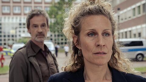 "Tatort: Schmerz": Peter Faber (Jörg Hartmann, l.) lockt Ira Klasnić (Alessija Lause) aus der Reserve. "Tatort: Schmerz": Peter Faber (Jörg Hartmann, l.) lockt Ira Klasnić (Alessija Lause) aus der Reserve.