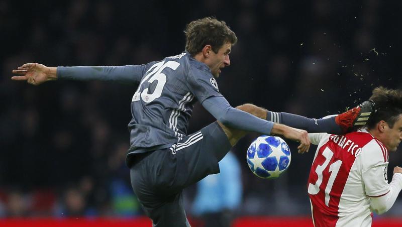 Bayerns Thomas Müller trifft Ajaxs Nicolas Tagliafico (r) mit seinem Fuß am Kopf. Foto: Peter Dejong Bayerns Thomas Müller trifft Ajaxs Nicolas Tagliafico (r) mit seinem Fuß am Kopf. Foto: Peter Dejong