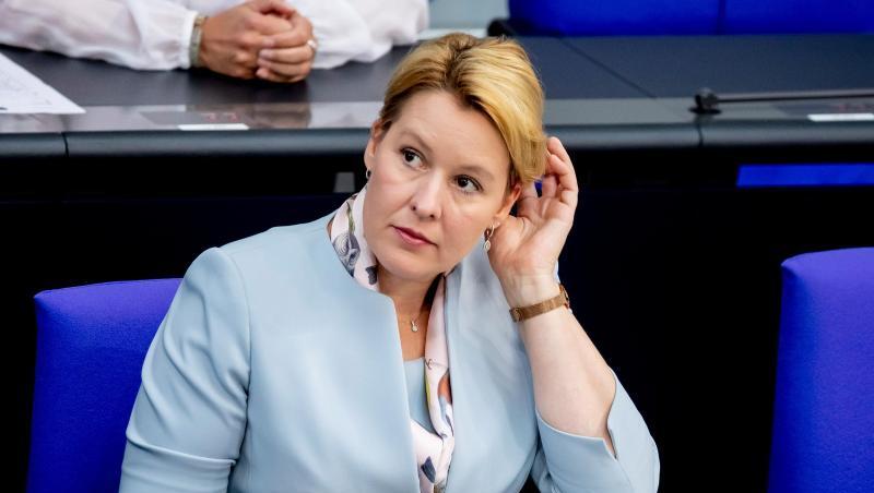 Franziska Giffey (SPD), Bundesfamilienministerin, sitzt im Bundestag auf der Regierungsbank. Foto: Christoph Soeder Franziska Giffey (SPD), Bundesfamilienministerin, sitzt im Bundestag auf der Regierungsbank. Foto: Christoph Soeder