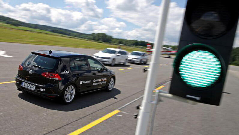 Die Vorbehalte gegen Roboterautos nehmen einer Studie zufolge ab, aber viele Bürger sehen noch technische und Sicherheitrelevante Hürden. Die Vorbehalte gegen Roboterautos nehmen einer Studie zufolge ab, aber viele Bürger sehen noch technische und Sicherheitrelevante Hürden.