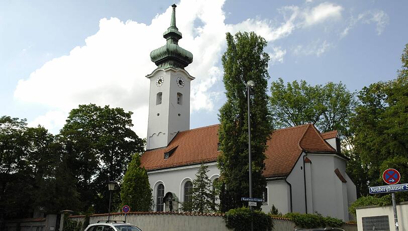 Die spätbarocke Pfarrkirche Sankt Georg auf dem Friedhof Bogenhausen, der wahrscheinlich schon im 9. Jahrhundert angelegt wurde. Die spätbarocke Pfarrkirche Sankt Georg auf dem Friedhof Bogenhausen, der wahrscheinlich schon im 9. Jahrhundert angelegt wurde.