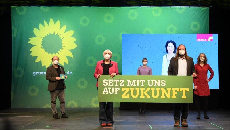 Bündnis 90/Die Grünen können sich weiter über einen Mitgliederzuwachs freuen. Hier während des Politischen Aschermittwoch in Bayern: Eike Hallitzky (l.), Claudia Roth, Katharina Schulze, Anton Hofreiter und Eva Lettenbauer. Bündnis 90/Die Grünen können sich weiter über einen Mitgliederzuwachs freuen. Hier während des Politischen Aschermittwoch in Bayern: Eike Hallitzky (l.), Claudia Roth, Katharina Schulze, Anton Hofreiter und Eva Lettenbauer.
