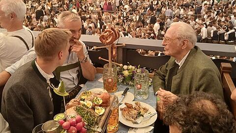 Herzog Franz (r.) und Partner Thomas Greinwald im Gespräch mit Münchens Bürgermeister Dominik Krause (l.). Herzog Franz (r.) und Partner Thomas Greinwald im Gespräch mit Münchens Bürgermeister Dominik Krause (l.).