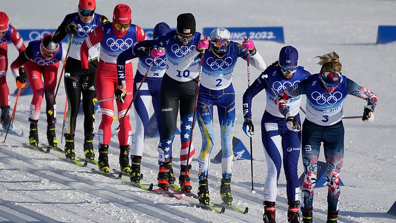 Die Norwegerin Therese Johaug (r) führt das Feld im Skiathlon an. Die Norwegerin Therese Johaug (r) führt das Feld im Skiathlon an.