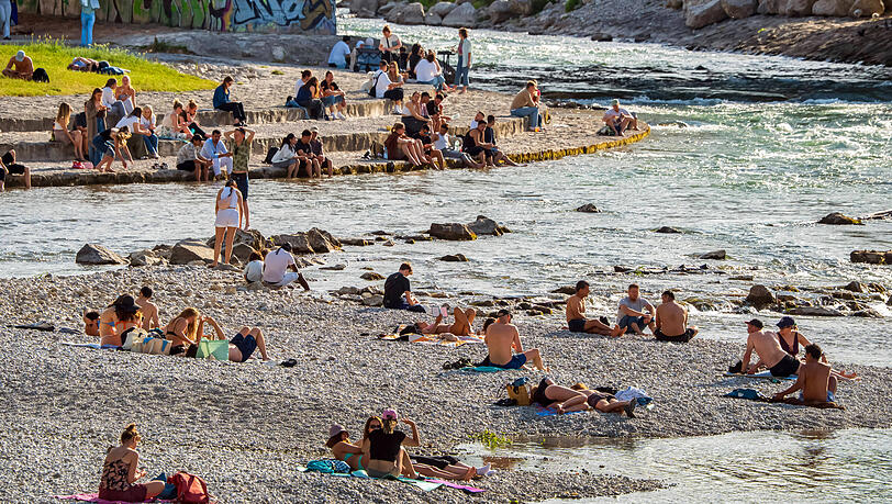 Schwimmen, planschen oder einfach die Füße ins Wasser halten: An heißen Tagen sind viele Münchner froh über die Isar, etwa hier an der Wittelsbacher Brücke. Schwimmen, planschen oder einfach die Füße ins Wasser halten: An heißen Tagen sind viele Münchner froh über die Isar, etwa hier an der Wittelsbacher Brücke.