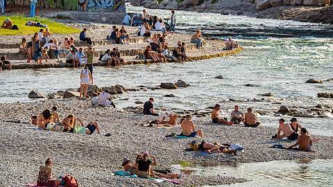 Schwimmen, planschen oder einfach die Füße ins Wasser halten: An heißen Tagen sind viele Münchner froh über die Isar, etwa hier an der Wittelsbacher Brücke. Schwimmen, planschen oder einfach die Füße ins Wasser halten: An heißen Tagen sind viele Münchner froh über die Isar, etwa hier an der Wittelsbacher Brücke.