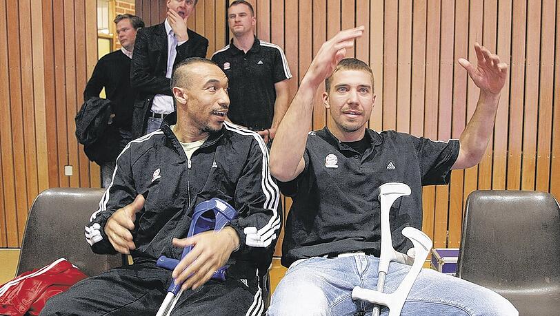 „Man kann nicht das tun, was man will“: Die rekonvaleszenten Bayern-Stars Demond Greene (l.) und Steffen Hamann auf der Bank.Foto: sampics/Augenklick „Man kann nicht das tun, was man will“: Die rekonvaleszenten Bayern-Stars Demond Greene (l.) und Steffen Hamann auf der Bank.Foto: sampics/Augenklick