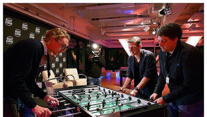 Kickern mit Schweinsteiger: AZ-Reporter Bogner packt an. Foto: Right Guard Kickern mit Schweinsteiger: AZ-Reporter Bogner packt an. Foto: Right Guard