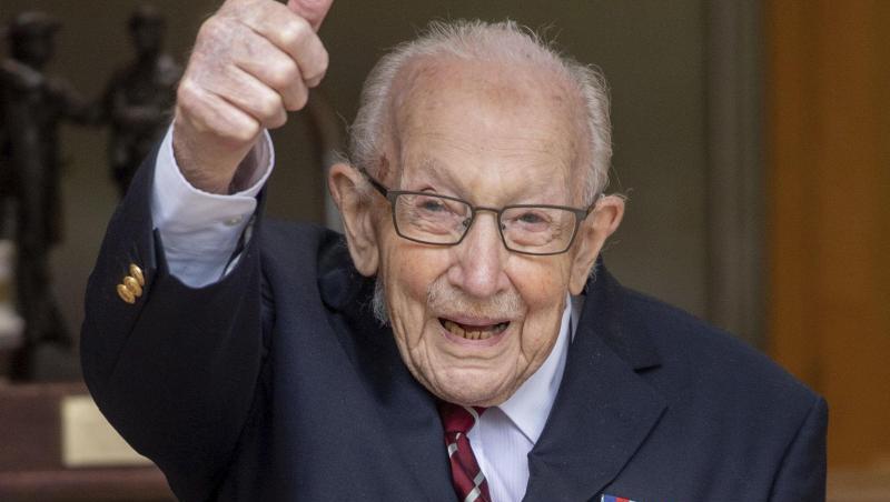 Mit seiner Spendenaktion bedankte sich "Captain Tom" bei den Mitarbeitern des britischen Gesundheitswesens NHS. Mit seiner Spendenaktion bedankte sich "Captain Tom" bei den Mitarbeitern des britischen Gesundheitswesens NHS.