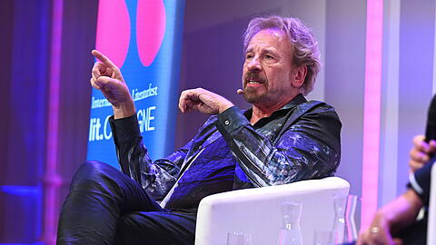 Moderator Thomas Gottschalk reagiert deutlich auf Beschwerden bezüglich seines Buchs "Ungefiltert". Moderator Thomas Gottschalk reagiert deutlich auf Beschwerden bezüglich seines Buchs "Ungefiltert".