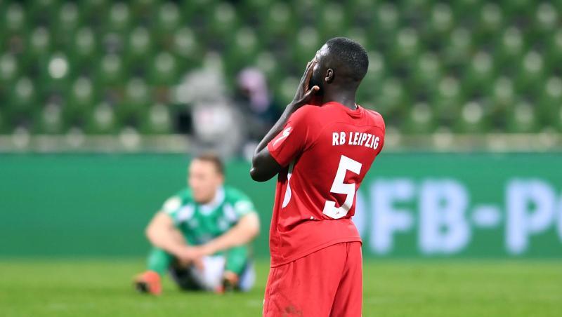 Leipzigs Dayot Upamecano jubelt nach dem Abpfiff über den Sieg. Leipzigs Dayot Upamecano jubelt nach dem Abpfiff über den Sieg.