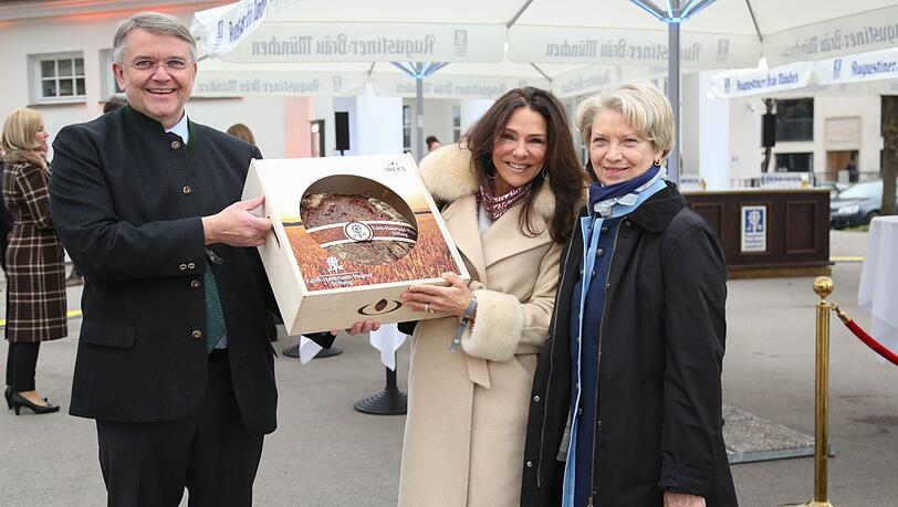 Ein Brot als Mitbringsel: Catherine Demeter (M.) mit Margit Ruckdeschel und Stefan Soiné (Ireks). Ein Brot als Mitbringsel: Catherine Demeter (M.) mit Margit Ruckdeschel und Stefan Soiné (Ireks).