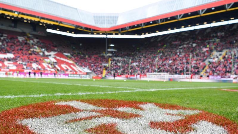 Ein Logo des 1. FC Kaiserslautern ist auf Spielfeld vor der Tribüne zu sehen. Foto: Uwe Anspach/Archivbild