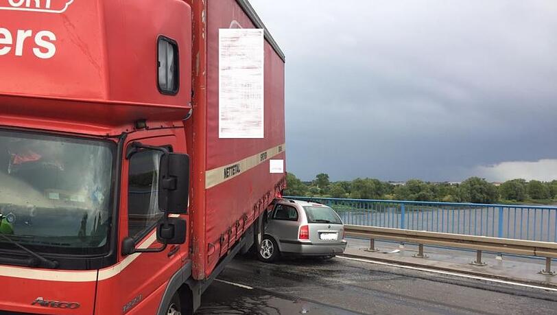 Schwerer Verkehrsunfall auf der Elbbrücke in Sachsen-Anhalt Schwerer Verkehrsunfall auf der Elbbrücke in Sachsen-Anhalt