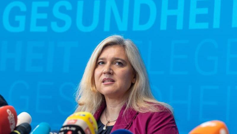 Melanie Huml (CSU), Gesundheitsministerin, steht vor der Presse. Foto: Peter Kneffel/dpa/Archivbild Melanie Huml (CSU), Gesundheitsministerin, steht vor der Presse. Foto: Peter Kneffel/dpa/Archivbild
