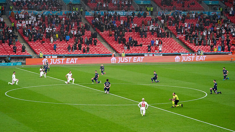 2. Spieltag, England gegen Schottland: Beide Mannschaften und der Schiedsrichter knien kurz vor Anpfiff. 2. Spieltag, England gegen Schottland: Beide Mannschaften und der Schiedsrichter knien kurz vor Anpfiff.
