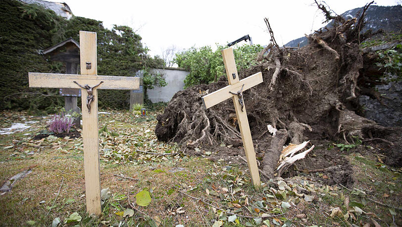 Entwurzelte Bäume, kaputte Gräber. Der Föhnsturm hat auf dem Friedhof im Ortsteil Partenkirchen ganze Arbeit geleistet. Entwurzelte Bäume, kaputte Gräber. Der Föhnsturm hat auf dem Friedhof im Ortsteil Partenkirchen ganze Arbeit geleistet.