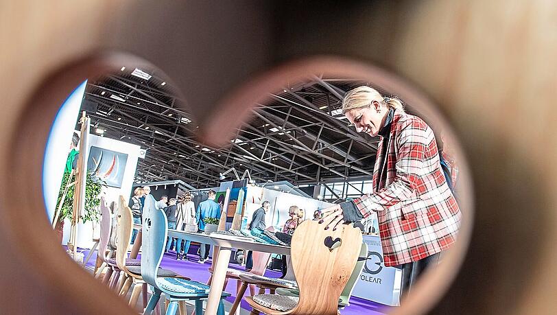 Bei der Messe im November werden Besucher der "Heim + Handwerk" Mund und Nase bedecken müssen - anders als 2019, als dieses Foto entstanden ist. Bei der Messe im November werden Besucher der "Heim + Handwerk" Mund und Nase bedecken müssen - anders als 2019, als dieses Foto entstanden ist.