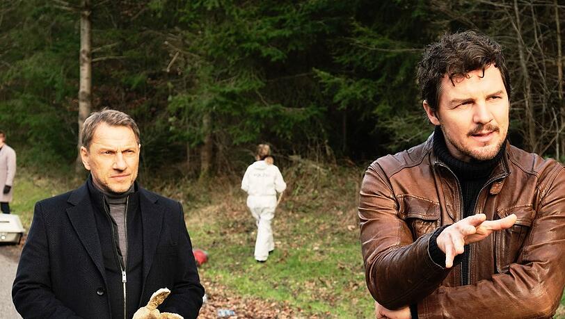 Lannert (Richy Müller) und Bootz (Felix Klare, r.) auf der Suche nach belastbaren Aussagen zur Todesursache.