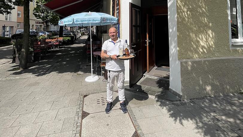 Schatten-Oase: Dimitros Tellios und seine Frau Georgia sind die neuen Wirte der Taverna Kreta. Schatten-Oase: Dimitros Tellios und seine Frau Georgia sind die neuen Wirte der Taverna Kreta.