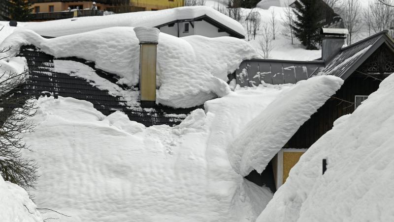 Weiße Wand: Von den Dächern gerutschter Schnee hat im österreichischen Ort Lackenhof Autos und Hauseingänge unter sich begraben. Weiße Wand: Von den Dächern gerutschter Schnee hat im österreichischen Ort Lackenhof Autos und Hauseingänge unter sich begraben.