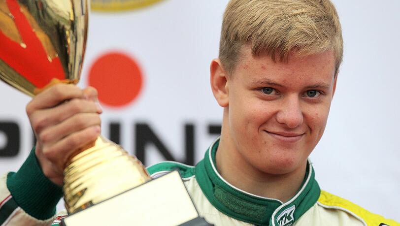 Mick Schumacher bei der Siegerehrung der Deutschen Kartmeisterschaft im belgischen Genk. Mick Schumacher bei der Siegerehrung der Deutschen Kartmeisterschaft im belgischen Genk.