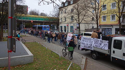 Rund 500 Teilnehmer waren es laut Polizei am Sonntagnachmittag beim Demozug durchs Viertel Rund 500 Teilnehmer waren es laut Polizei am Sonntagnachmittag beim Demozug durchs Viertel
