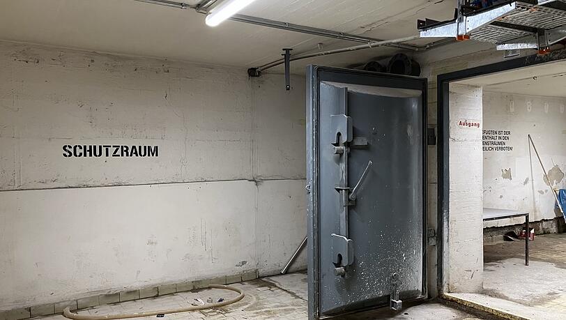 So sah der Weltkriegsbunker unter Gleis 11 vor der Sprengung aus. Ab 1960 diente er als Ankunftszentrum für Gastarbeiter. So sah der Weltkriegsbunker unter Gleis 11 vor der Sprengung aus. Ab 1960 diente er als Ankunftszentrum für Gastarbeiter.