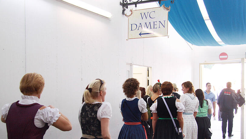 Die Tat ereignete sich auf der Damen-Toilette eines Festzelts. (Archivbild) Die Tat ereignete sich auf der Damen-Toilette eines Festzelts. (Archivbild)