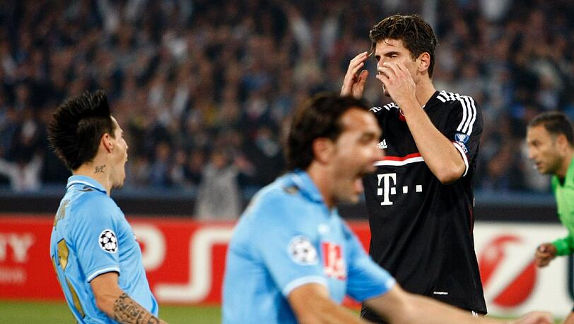 Er kann es nicht fassen: Bayerns Stürmer Mario Gomez (2.v.l.) nach seinem verschossenen Elfmeter. Die Napoli-Spieler freut’s. Er kann es nicht fassen: Bayerns Stürmer Mario Gomez (2.v.l.) nach seinem verschossenen Elfmeter. Die Napoli-Spieler freut’s.