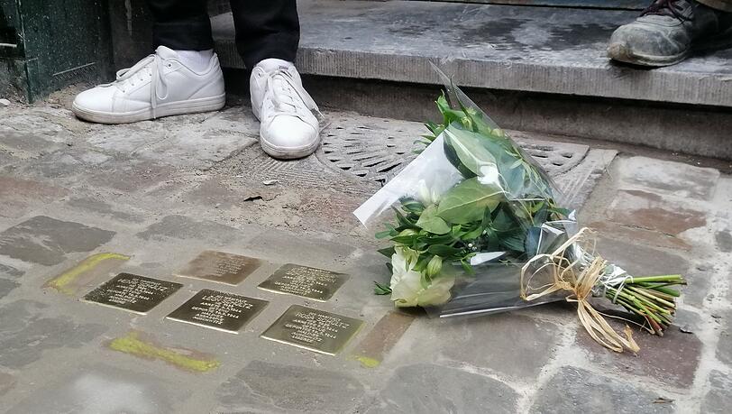 Ein Blumenstrauß liegt am internationalen Holocaust-Gedenktag neben sogenannten "Stolpersteinen", die an Opfer des Holocaust erinnern sollen. Ein Blumenstrauß liegt am internationalen Holocaust-Gedenktag neben sogenannten "Stolpersteinen", die an Opfer des Holocaust erinnern sollen.