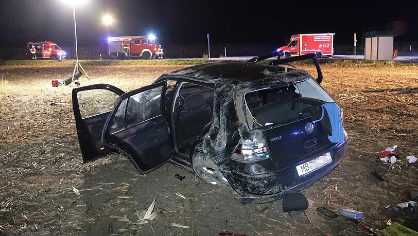 Der völlig zerstörte VW Golf, bei dessen Unfall fünf Personen verletzt wurden. Der völlig zerstörte VW Golf, bei dessen Unfall fünf Personen verletzt wurden.