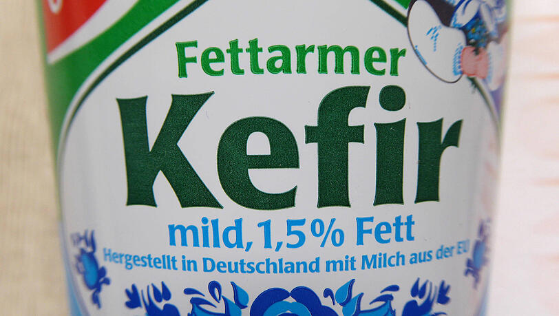 Kefir enthält viel Laktose und daher sollte man Hunde lieber nicht damit füttern. Kefir enthält viel Laktose und daher sollte man Hunde lieber nicht damit füttern.