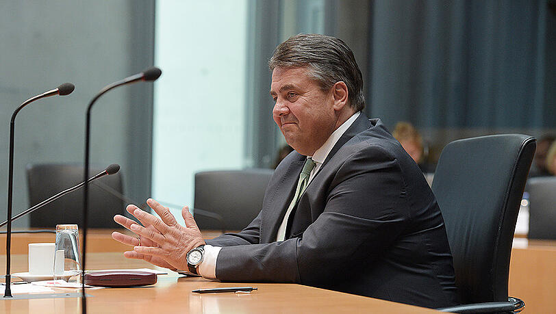 SPD-Chef Sigmar Gabriel sagt im Edathy-Untersuchungsausschuss des Bundestags aus. SPD-Chef Sigmar Gabriel sagt im Edathy-Untersuchungsausschuss des Bundestags aus.