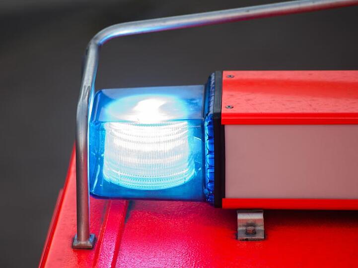 Ein Löschfahrzeug der Feuerwehr steht nach einer Übung mit eingeschaltetem Blaulicht an der Feuerwache. Foto: Daniel Bockwoldt/Archiv